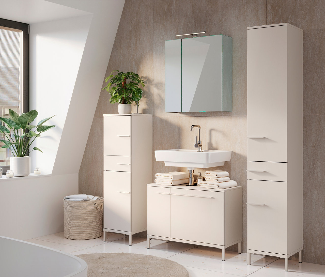 Badezimmeransicht mit Waschbecken, Spiegelschrank und Hochschrank. Unter dem Waschbecken befindet sich ein »Laurino« Waschbeckenunterschrank in Kaschmir.