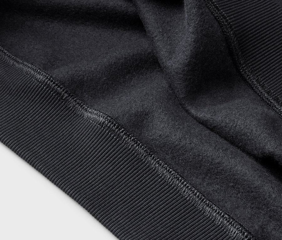 Nahaufnahme von einem schwarzen Stoff mit Rippbündchen und Fleece-Innenseite.