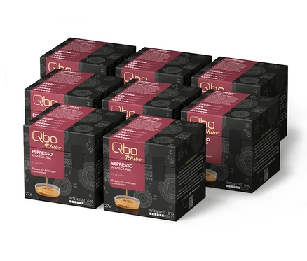 Acht schwarze Qbo Espresso APANECA ANA Kapselpackungen (216 Kapseln gesamt) mit rotem Deckel. Auf jeder Packung ist Espresso in einer Tasse abgebildet.