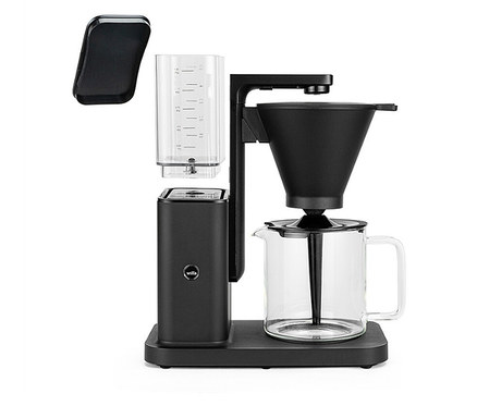Eine schwarze Wilfa-Kaffeemaschine mit Glaskanne, Wasserbehälter und Filterhalter steht auf einer schwarzen Basis.