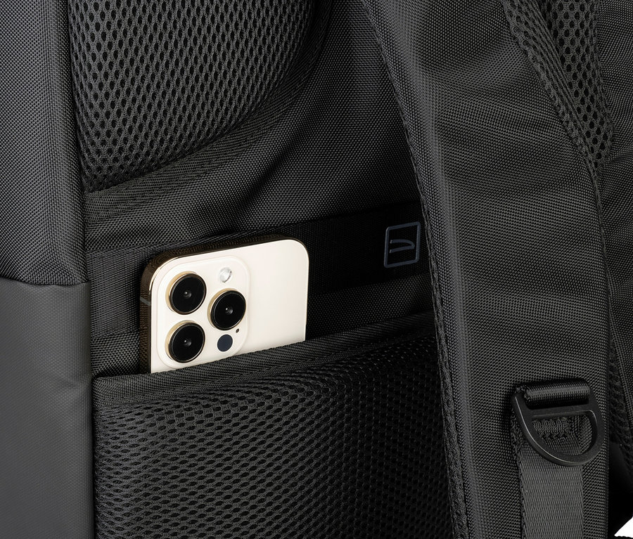 Nahaufnahme eines schwarzen Rucksacks mit einem Smartphone in der Seitentasche.