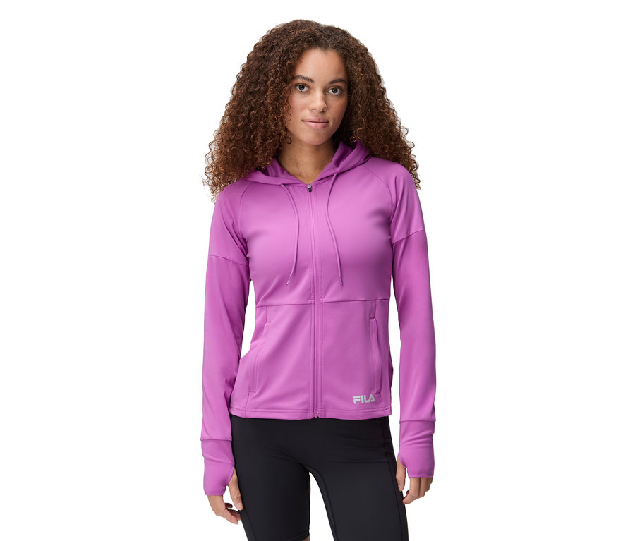 Frau trägt eine lila Fila-Trainingsjacke mit Kapuze und schwarze Leggings.