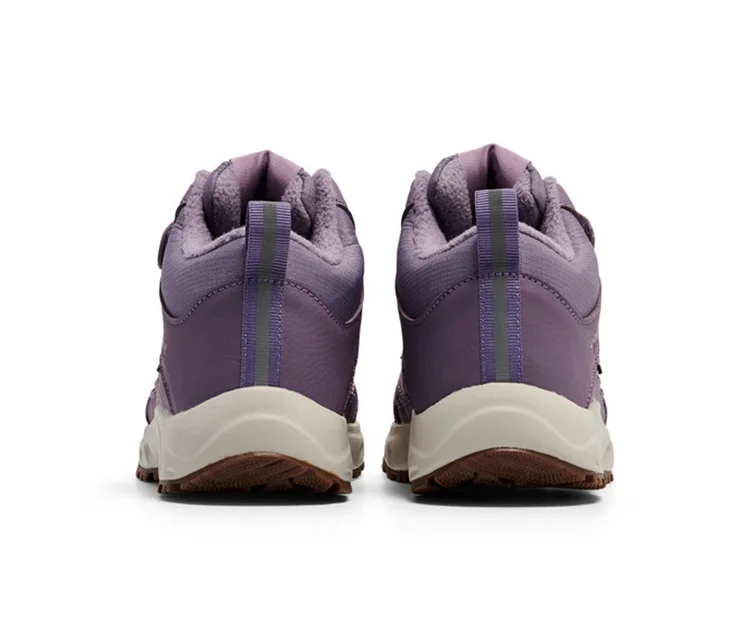Zwei lila hummel® Turnschuhe »Root Tex Jr« von hinten, mit beiger Sohle und reflektierendem Streifen.