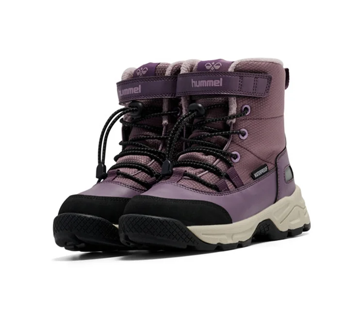Ein Paar pflaumenfarbene hummel® Schneestiefel Snow Boot Tex mit schwarzen Schnürsenkeln, Klettverschlüssen und beiger Sohle.