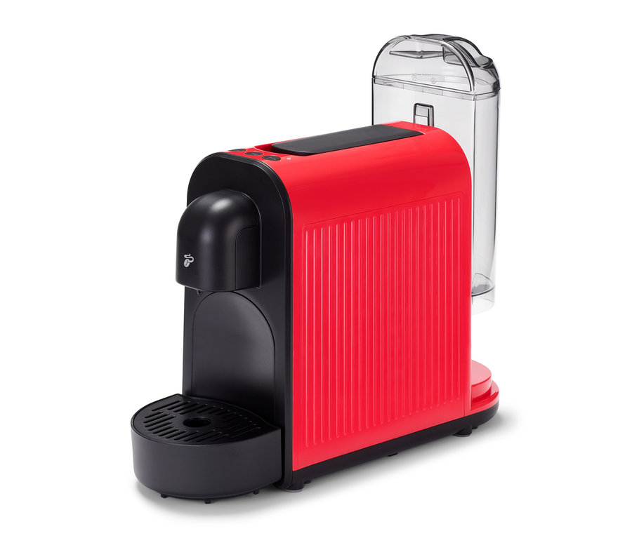 Die rote Cafissimo now red Kaffeemaschine mit Wassertank steht auf einem weißen Untergrund.