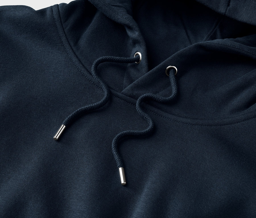 Dunkelblauer Hoodie mit Kapuze, silbernen Ösen und dunkelblauen Kordeln mit silbernen Enden.