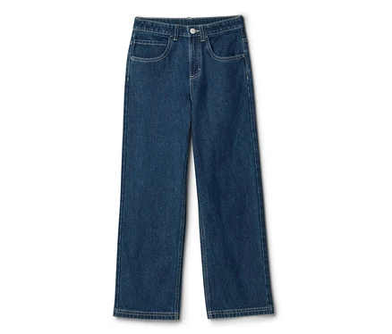 Dunkelblaue Jeans mit geradem Bein und heller Kontrastnaht, von vorne gezeigt.