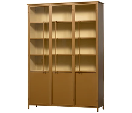 Ein hoher, bräunlich-goldener Metallschrank mit drei Abschnitten. Jeder Abschnitt hat oben Glastüren und unten massive Türen.