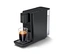 Eine Qbo ICONIC Dark Chrome Kaffeemaschine mit einer Tasse Kaffee.
