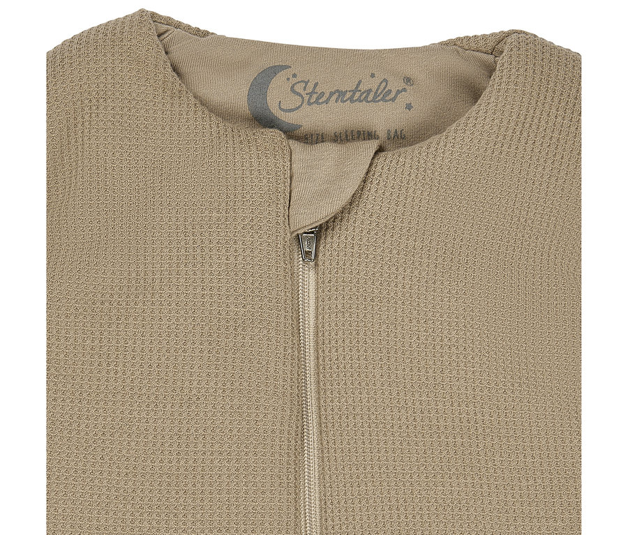 Beiger Sterntaler Baby-Schlafsack aus strukturiertem Waffelpiqué-Stoff mit Reißverschluss vorne.