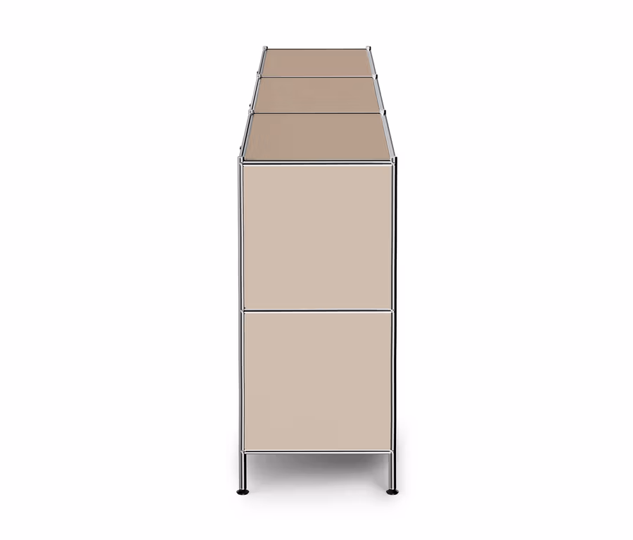 Hoher, schmaler, modularer Schrank mit Chromrahmen und beigen Paneelen, der mehrere Fächer übereinander zeigt und auf kleinen schwarzen Füßen steht.