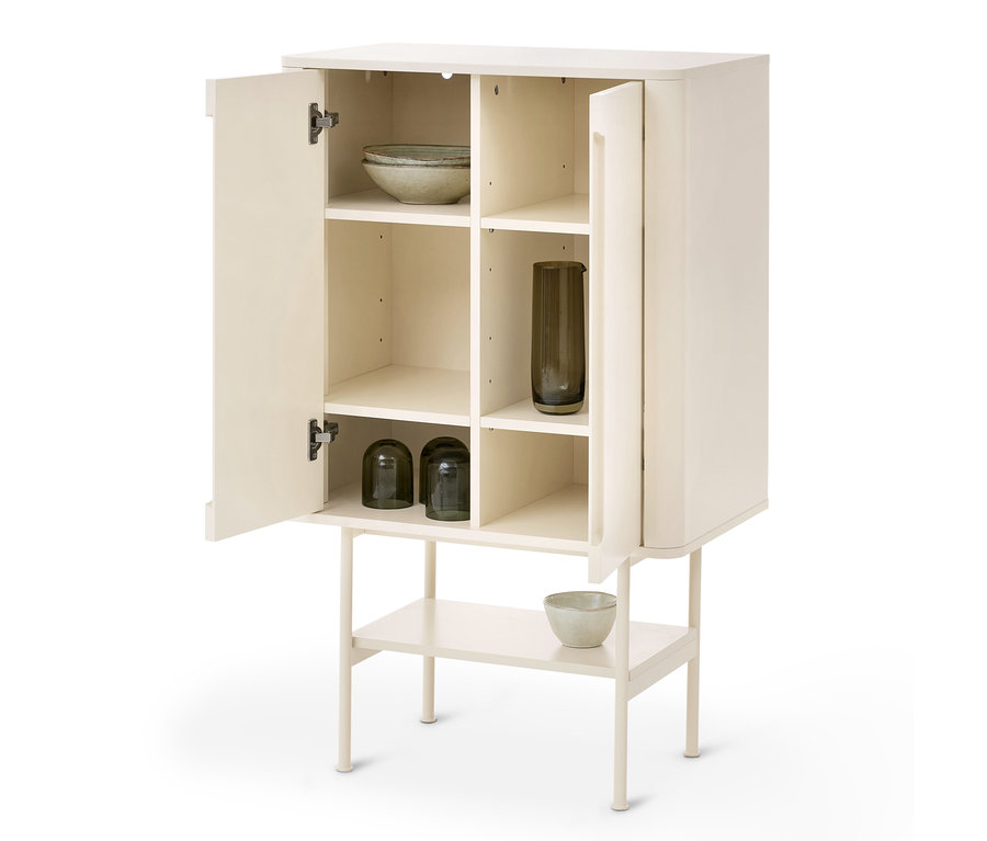 Helles Sideboard mit offener linker Tür und leicht geöffneter rechter Tür, das gestapelte Schalen, eine hohe Vase und zwei Gläser auf den Regalen zeigt. Eine untere offene Ablage auf Beinen präsentiert eine weitere Schale.