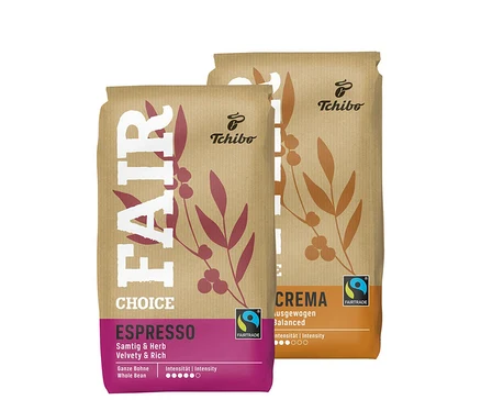 Zwei Packungen Tchibo Fair Choice Kaffee: Espresso mit lila Streifen und Crema mit orangefarbenem Streifen.