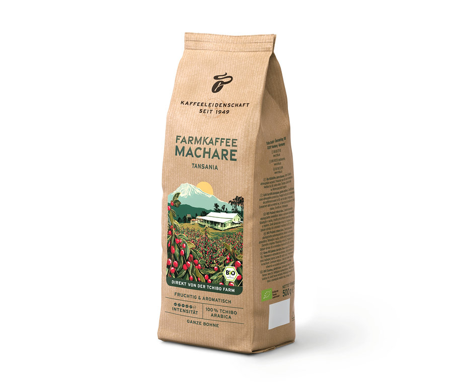 Stehende braune Packung Farmkaffee Machare aus Tansania, mit Illustration einer Kaffeeplantage, Berg und Haus. Enthält 500g ganze Bohnen.
