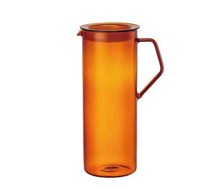 Hohe, zylindrische bernsteinfarbene Kanne aus transparentem Glas mit passendem Deckel und geometrischem Griff.