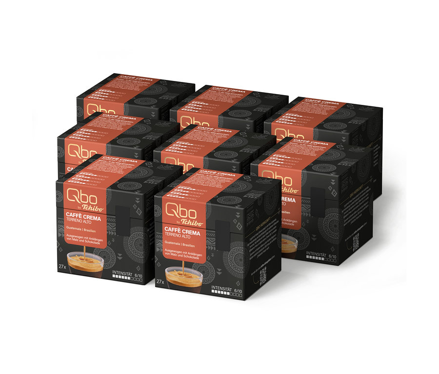 Acht schwarze und orangefarbene Schachteln Qbo Caffè TERRENO ALTO Kaffeekapseln (216 Stück), jede mit dem Qbo by Tchibo Logo.