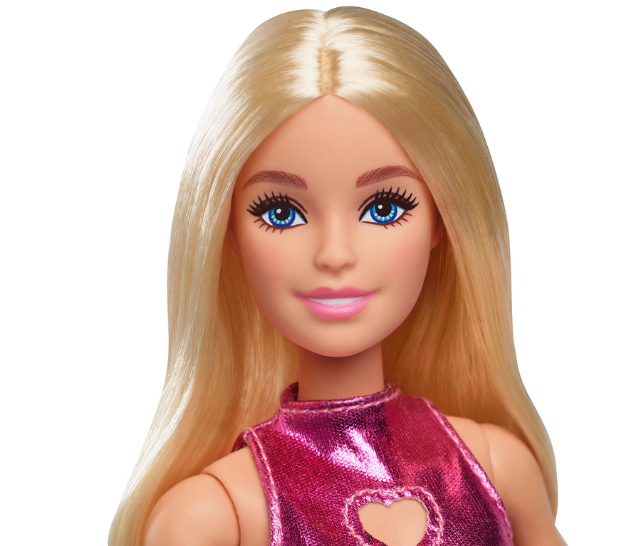 Nahaufnahme einer blonden Barbie-Puppe in einem glitzernden, pinkfarbenen Kleid mit Herzausschnitt.
