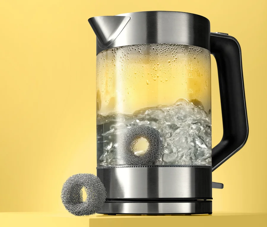 Wasserkocher mit kochendem Wasser und zwei Kalkfängern.