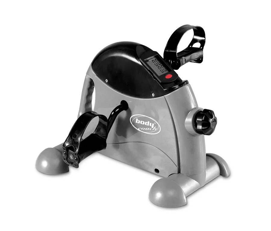Detailansicht eines grauen Mini-Heimtrainers mit schwarzen Pedalen und Digitalanzeige.