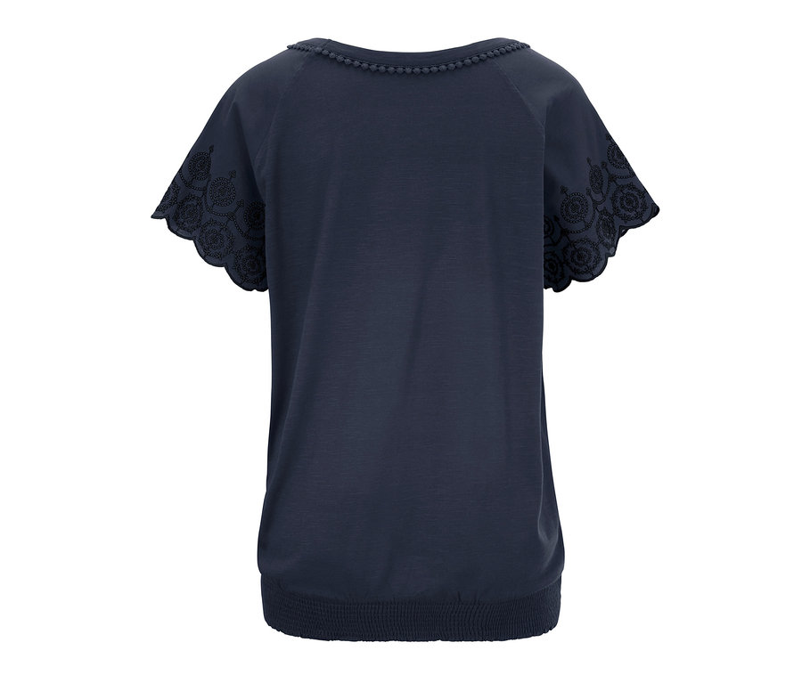 Blaues Shirt mit Lochstickerei an den Ärmeln.