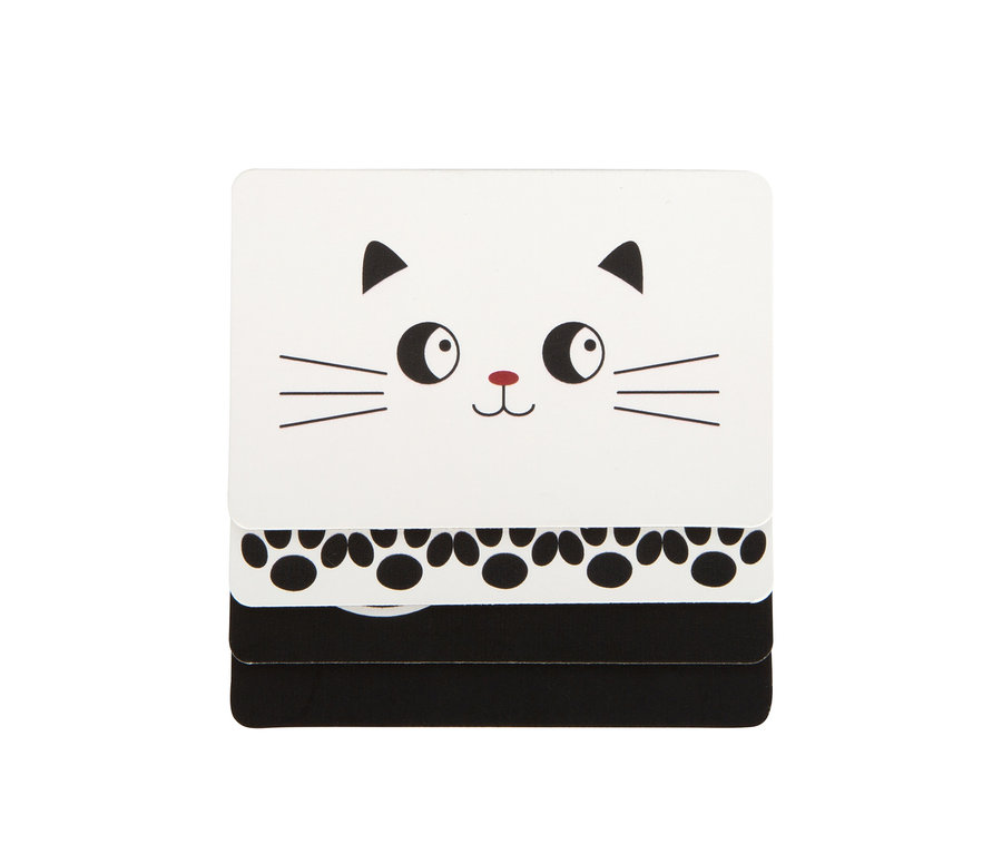 Ein Stapel schwarz-weißer Karten oder ein kleines Buch mit einer Katzenillustration oben. Die Katze hat schwarze Ohren, Augen und Schnurrhaare sowie eine rote Nase. Darunter ist eine Reihe schwarzer Pfotenabdrücke.