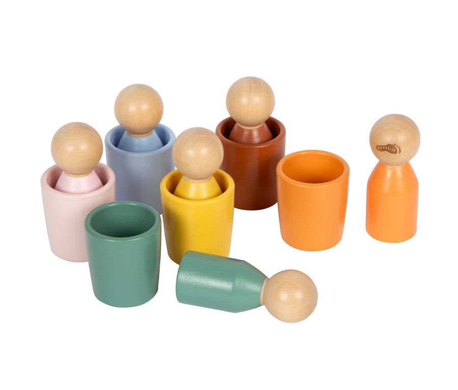 Sechs bunte Holzsteckfiguren und sechs passende Becher auf weißem Hintergrund. Vier Figuren stecken in ihren Bechern: rosa, hellblau, gelb und braun. Eine orange Figur steht neben einem leeren orangefarbenen Becher. Ein türkisfarbener Becher steht, und eine türkisfarbene Figur liegt auf der Seite.