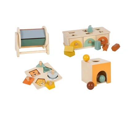 small foot Montessori-Bundle 3 mit vier Holzspielzeugen: ein Rollzylinder, eine Formensortierbox mit Schubladen, ein Steckpuzzle mit Tiergesichtern und eine Kugelbox.