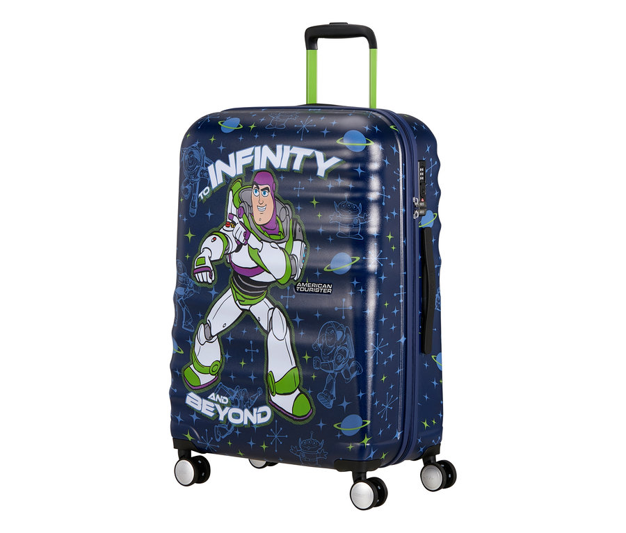 Dunkelblauer Koffer mit Buzz Lightyear-Motiv, grünem Griff und vier Rädern. Aufschrift "TO INFINITY AND BEYOND".