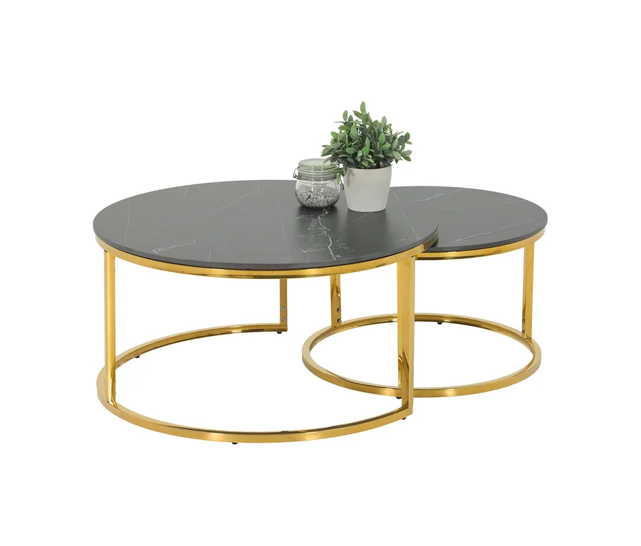 Zwei Hela Couchtische »Joel« mit runden, schwarzen Marmoroptik-Platten und goldfarbenen Metallgestellen, ineinander geschoben. Auf dem größeren Tisch stehen eine Pflanze und ein Glasgefäß.