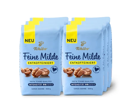 Sechs hellblaue Packungen Tchibo Feine Milde entkoffeiniert Ganze Bohne Kaffee, je 500g, mit gelben Akzenten und Kaffeebohnen-Motiven.