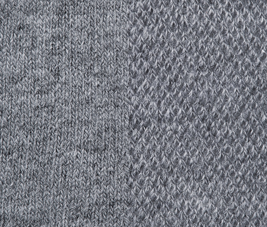 Detailaufnahme der Textur von 2 Paar Unisex-Funktions-Sneakersocken in Grau.