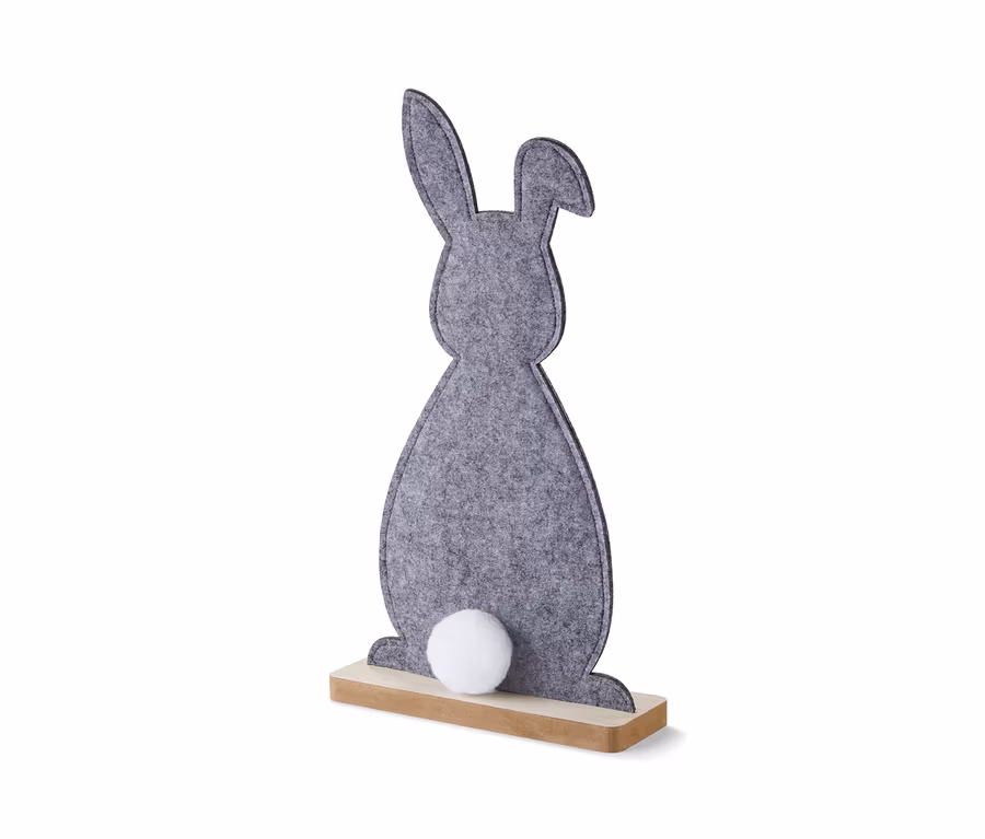 Grauer Deko-Hase mit weißem Bommel auf Holzsockel.