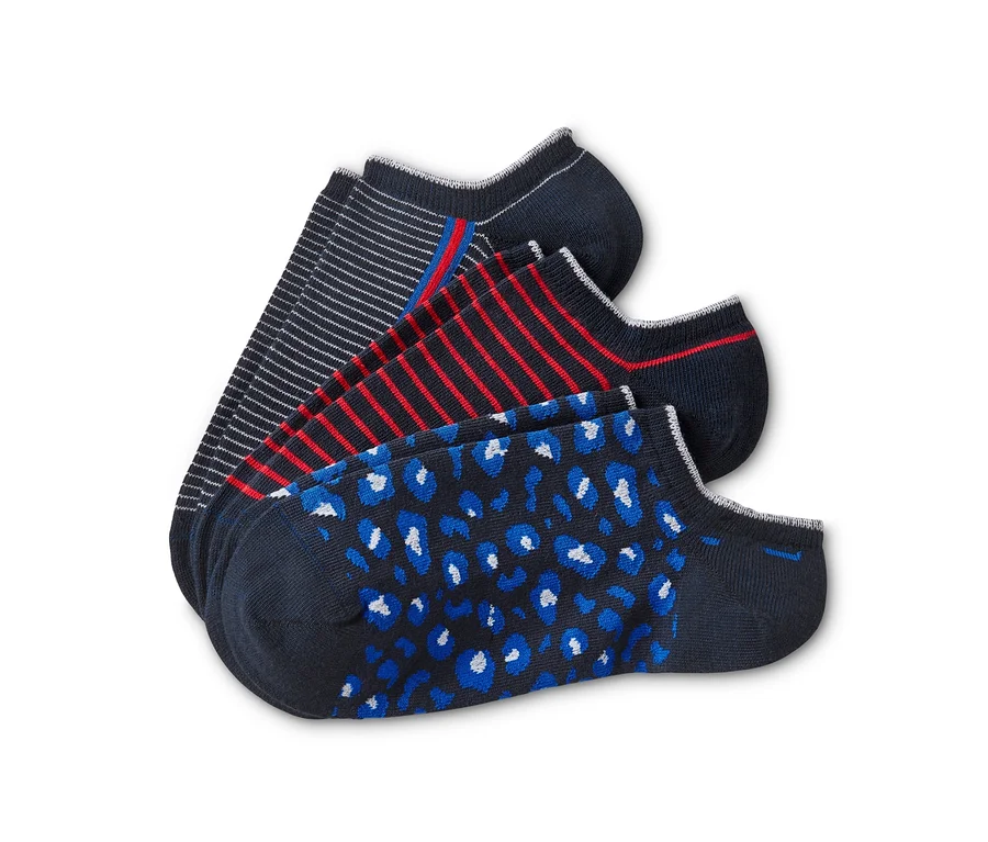 Drei Paar Sneakersocken mit verschiedenen Mustern.
