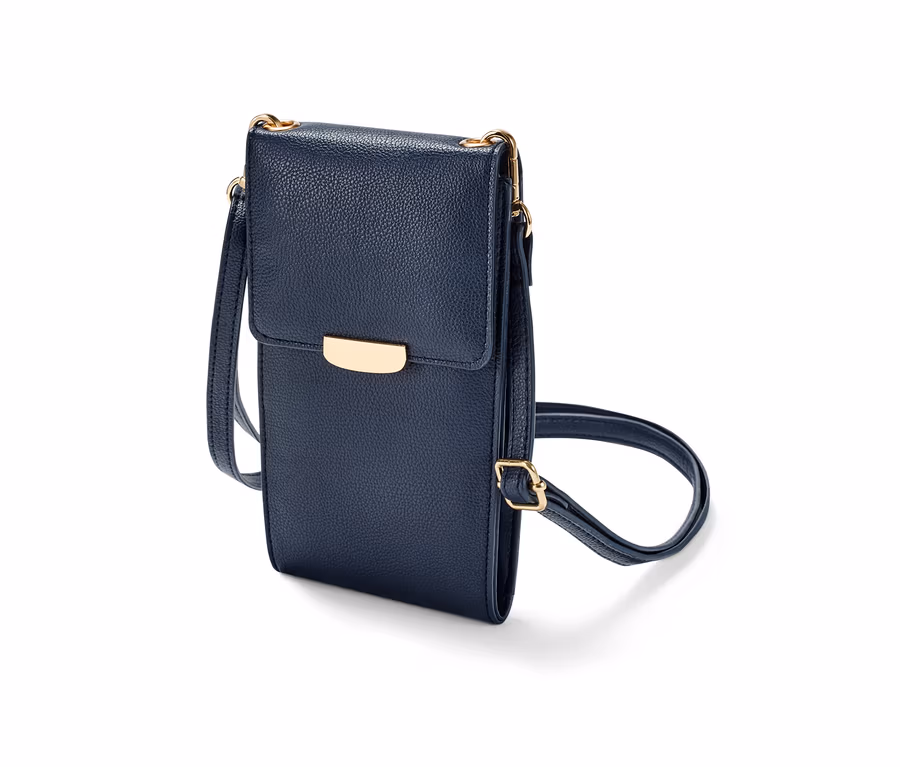 Detailaufnahme einer blauen Mini-Umhängetasche mit Überschlag und goldfarbenen Beschlägen.
