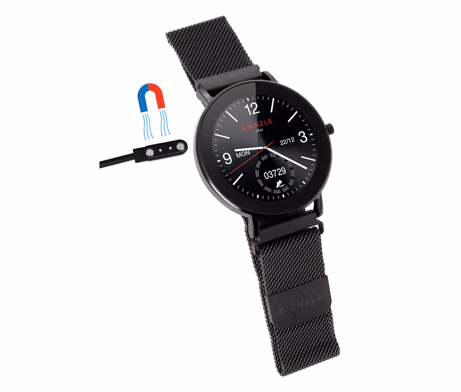 Nahaufnahme einer schwarzen Kienzle-Uhr mit schwarzem Armband und einem magnetischen Ladegerät.