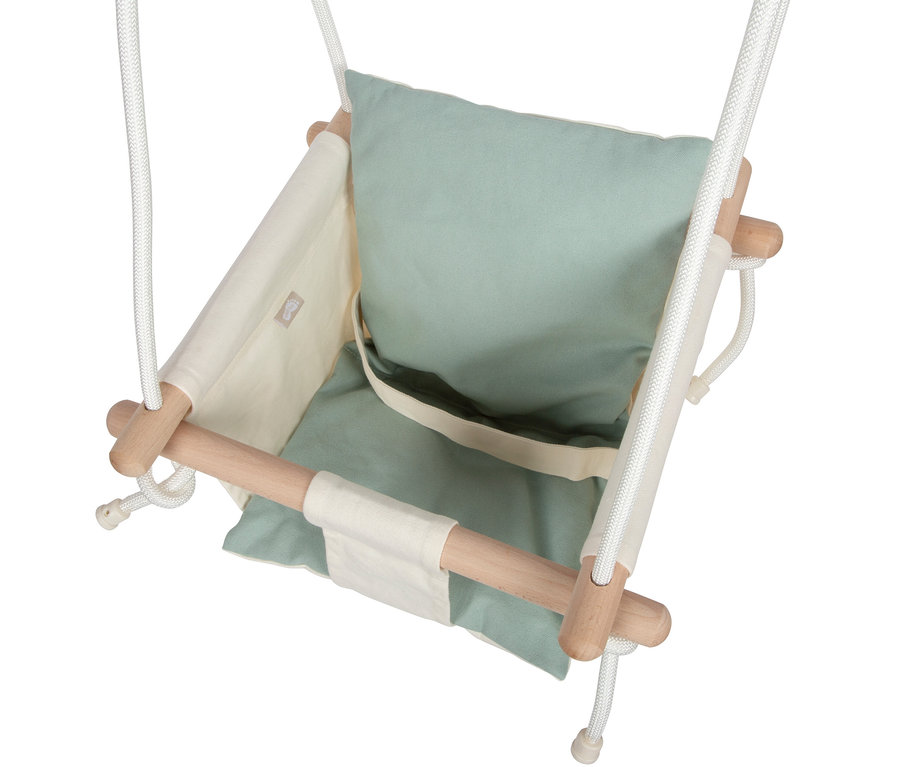 Eine small foot Babyschaukel Komfort mit mintgrünem Polster, cremefarbenem Stoff und Holzrahmen hängt an weißen Seilen.