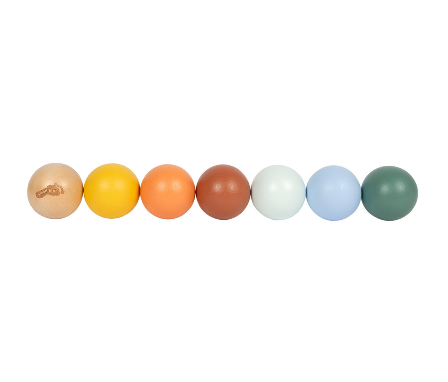 Sieben Holzkugeln in einer Reihe, von links nach rechts: Naturholz mit Small Foot Logo, Gelb, Orange, Terrakotta, Hellmintgrün, Pastellblau und Dunkelgrün.