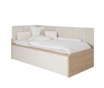 Das Roba Jugendbett »Louisa«, 90 x 200 cm mit hellem Polsterkopfteil und mehreren Kissen steht vor einem weißen Hintergrund.