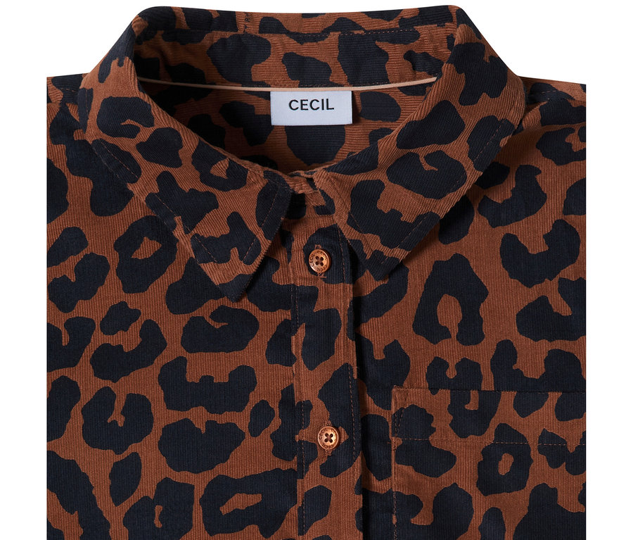 Nahaufnahme eines braunen CECIL Cordkleids mit schwarzem Leopardenmuster, Kragen, Knöpfen und Brusttasche.