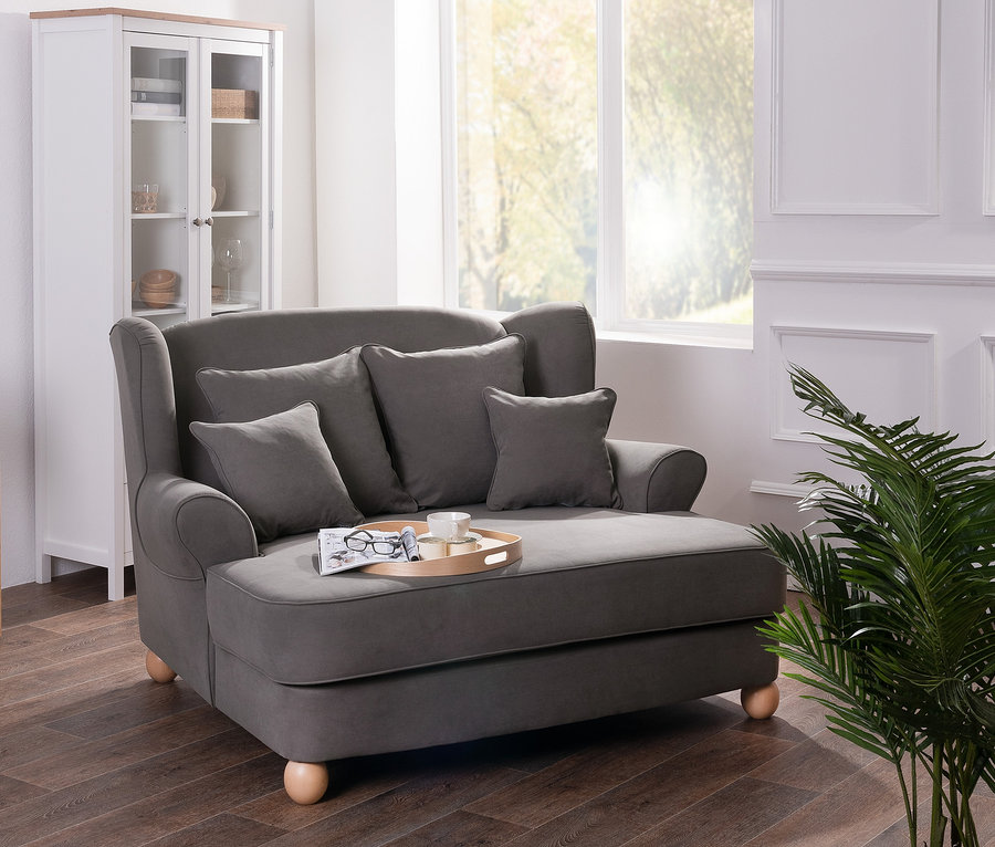 Grauer Max Winzer® XXL-Ohrensessel »Harvard« mit Kissen steht im Wohnzimmer.