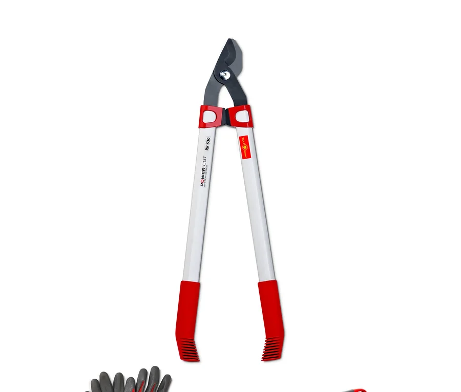Auf einem weißen Hintergrund sind eine Gartenschere, Handschuhe und eine Einhand-Gartenschere abgebildet. Zu sehen ist ein Wolf-Gartenscheren-Set.