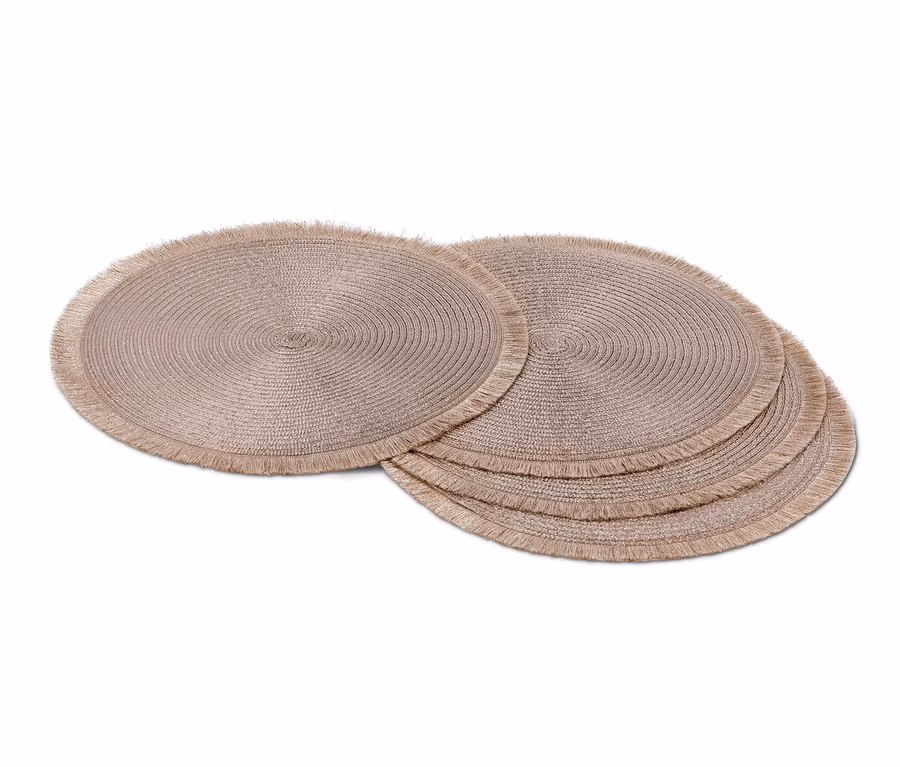 Vier beige Platzsets.