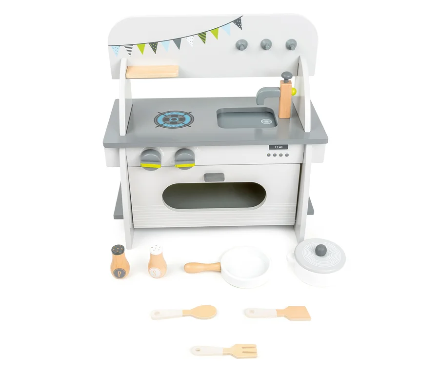 Kompakte small foot Kinderküche mit Backofen, Herd, Spüle und Zubehör.
