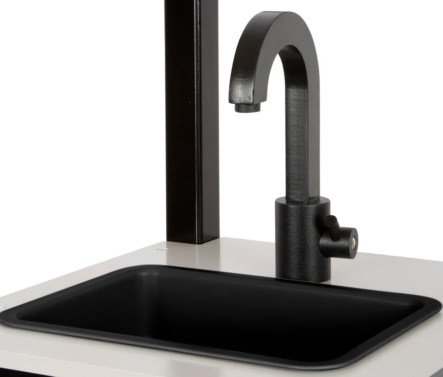 Detailansicht der small foot Kinderküche "Industrial" mit schwarzem Spülbecken und Wasserhahn.