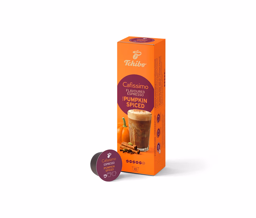 Orangefarbene Packung Cafissimo Flavoured Espresso Pumpkin Spiced Kaffeekapseln mit Latte-Bild, Kürbissen und Zimt. Eine dunkelviolette Kapsel liegt davor.
