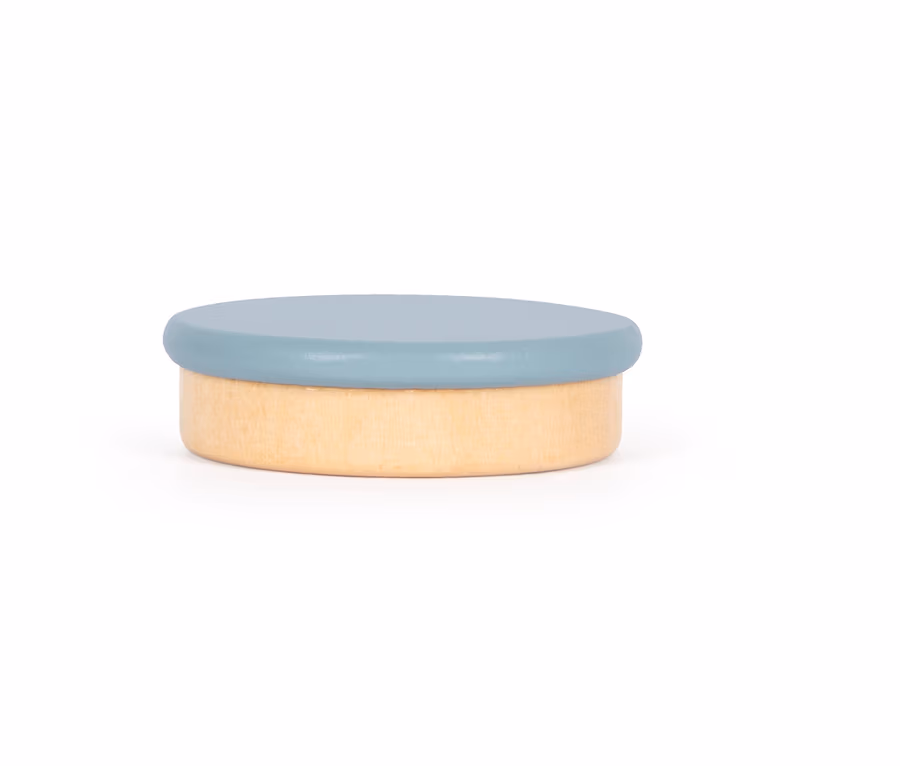 Detailansicht eines small foot Hör- und Fühl-Memo »Sensory« Spielsteins mit blauem Deckel.