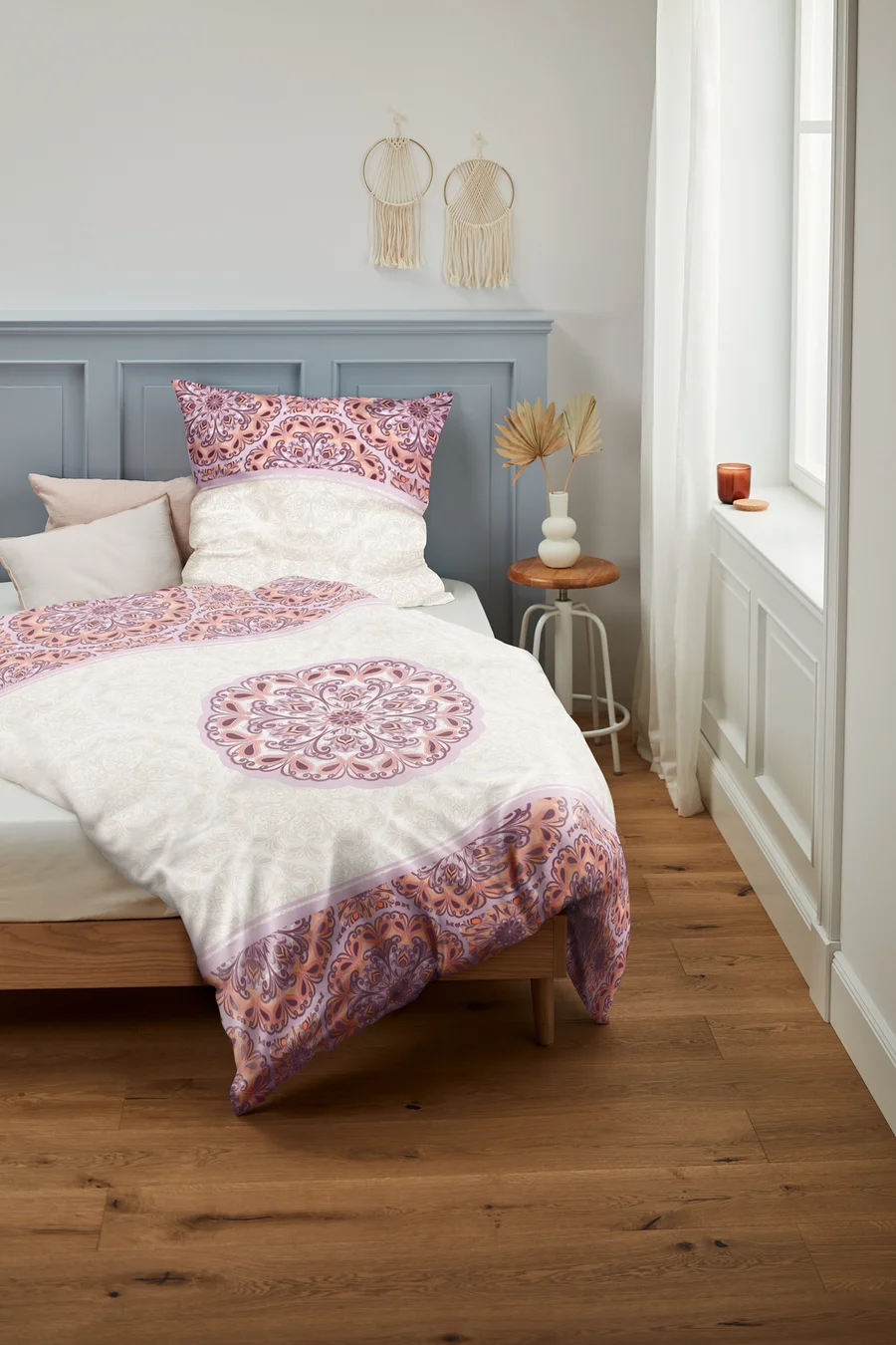 Perkal-Bettwäsche mit Blumenmuster auf einem Bett.