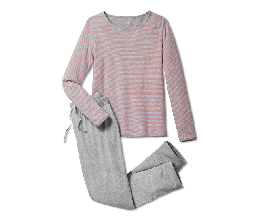 Ein Wendepyjama mit einem langärmeligen, rosa gestreiften Oberteil und einer grauen Hose liegt.