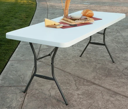 Essen auf einem weißen Lifetime-Kunststoff-Klapptisch im Freien.