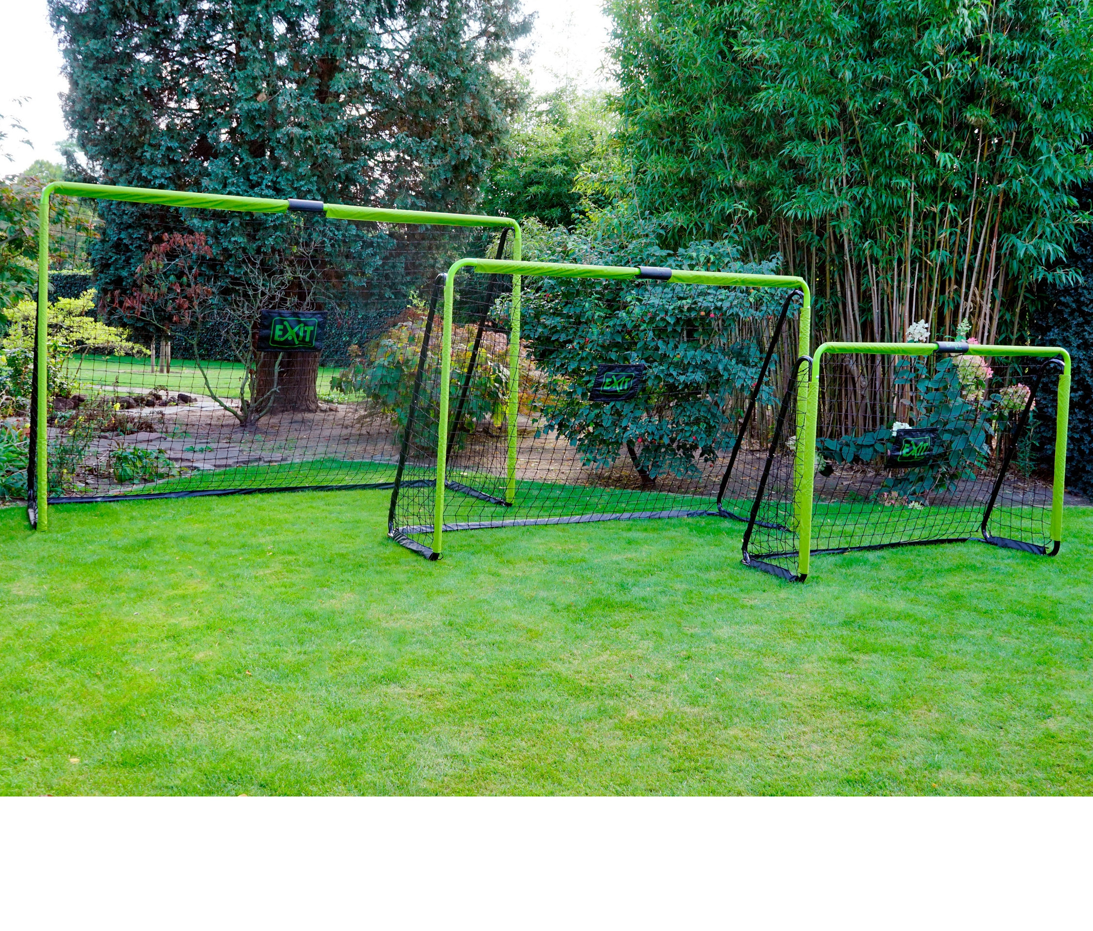 Auf Rasen stehen drei EXIT Tempo Fußballtore in unterschiedlichen Größen.